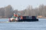 Schubboot Walter ? mit Container-SL am 20.03.2011 auf der Elbe zu Tal im Bereich Wraust - gehört zum Stadtgebiet HH.