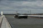 Bei starkem Wind mußte das Schubboot Wieland (08356032 , 24,92 x 5,35m) seinen GSL Wieland I am 13.03.2019 auf dem Mittellandkanal über die Trogbrücke und damit die Elbe schieben.