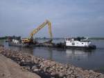 Schubschiff ZEBU  vom WSA Magdeburg auf der Elbe in Hhe Zerben am Bagger im Einsatz.10.07.2011