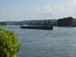 Das Tankmotorschiff ASWINTHA ist auf dem Rhein bei Linz flußabwärts unterwegs.