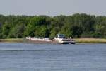 Heckansicht TMS Beate (05101460) am 25.04.2014 auf der Elbe Tal nach dem Passieren der Fähre Sandau