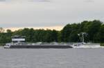 Das Binnentankschiff Cascade Flagge:Deutschland Länge:100.0m Breite:12.0m bei Fischerhütte im Nord-Ostsee-Kanal am 18.05.14
