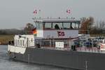 Blick nach Achtern zum Fahrstand / Wohnung des TMS-Neubaues DETTMER TANK 120 (02336967) am 24.11.2016 auf dem Mittellandkanal Höhe Barleber See I .