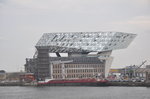 Binnenschiff Glamona aufgenommen 25.09.2016 am Amerikadok Antwerpen mit das neue Hafenhaus im Hintergrund