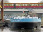 TMS Hornhafen am 05.04.2011 auf der Spree zu Tal. Kurz hinter der Eisenbahnbrcke am Tegeler Weg werden Ufer-Befestigungsarbeiten ausgefhrt-eine ziemliche enge Geschichte f.d. TMS. Meisterliche Leistung vom Schiffsfhrer und seiner Besatzung.