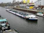 TMS Ingeborg (04024150 , 80 x 8,20) fährt am 18.03.2014 die Spree / den Westhafenkanal zu Berg in die Schleuse Berlin-Charlottenburg ein.