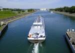 TMS Julia, verläßt die Schleuse Vogelgrün/Elsaß rheinabwärts, Mai 2025