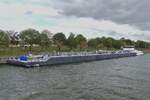 TMS LYNN, ENI 07001816, L 95,50 m, B 11,45 m, 2465 t, gemeldet in Basel (CH), hat auf dem Albertkanal am Ufer angelegt.