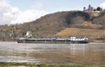 Binnentanker auf dem Rhein, im Hintergrund die Drachenburg (Siebengebirge) - 02.03.2010