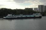 Ein Binnenschiffer (Tanker), liegt in Moskau auf der Moskwa vor Anker.