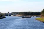 TMS Navio (04005120) biegt am 07.01.2014 vom EHK (Talfahrt) zur Schleuse Niegripp ab. Im Hintergrund die Doppelschleuse Hohenwarthe mit dem Beginn des Mittellandkanales und der Trogbrücke über die Elbe.