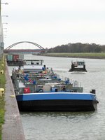 TMS Paul Burmester (04800220 , 81,40 x 9,44m) mußte am 20.11.2016 auf die Fahrstuhlfahrt im Schiffshebewerk Scharnebeck im Untereren Vorhafen warten.