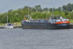 Das Tankschiff PROSERPINA, ENI 02006208, wartet am Anleger an der Schleuse Lanaye, auf grnes Licht zur Einfahrt in die Schleusenkammer.