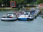 Die Tankschiffe Wout und Alfred Josef stilliegend vor der kleinen Schleuse Bergeshvede am 15.07.2010.