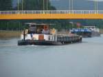Hier begegnen sich MS Bo Djovanny & TMS Eiltank 38 im DEK an der Kapellen Brcke in Birgte am 7.06.2010.