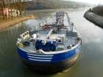 TMS Eiltank 6  ENI 04806410 - L 86m - B 9.60m - Tg 3.10m - T 1685 - PS1268-Mitsubishi - Bj 2007 in Waterhuizen/NL - Fertigstellung: Ruhrorter Schiffswerft. / Gemeldet in Duisburg/D. Hier fhrt der Tanker im Schleusenvorkanal der Schleuse Bevergern unter den Bergeshveder Steg. Am 13.12.2010.