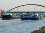 Begegnung der TMS Nicky und GMS Lhe am 22.02.2011. im DEK an der Riesenbecker Hafen Brcke.