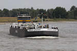 GEFO-GASTANKER SCHLOSS CHAMBORD (ENI:04805050) L.110 m B.11,40 m T 1637 Flagge Deutschland auf dem Rhein zu Berg am 08.07.2022 in Xanten.