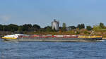 Das Tankmotorschiff STOLT SCHELDE (ENI: 06004234) auf dem Rhein, so gesehen Ende August 2022 bei Duisburg.