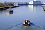 Hausboot Bale, rheinabwärts nach der Schleusung in Vogelgrün/Elsaß, TMS Synthese, rheinaufwärts, wartet auf die Schleusung, Feb.2025