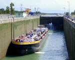 TMS Stolt Main, ENI 02320282, wird in der Schleuse Vogelgrün/Elsaß rheinabwärts geschleust, Aug.2025