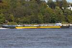 Binnentankschiff SVENJA REICH (ENI 04813690); Datum: 29.04.2026; Aufnahmeort: Elbe/Hafen Hamburg, Deutschland. 