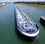 TMS Vectura, ENI 02328705, rheinaufwärts bei der Einfahrt in die Schleuse Marckolsheim/Elsaß, Juli 2025