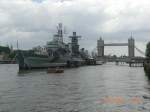 HMS BELFAST VOR DER TOWER BRIDGE IN LONDON AM 13,06,2010