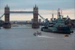 HMS Belfast, Tower Bridge und Themse.
Kreuzer und Flaggschiff der Royal Navy in Weltkrieg II und Korea-Krieg. Gebaut 1936-1938 auf Harland and Wolff Shipyard in Belfast. Lnge 186 Meter, Hchstgeschwindigkeit 32 Knoten, Gewicht 11.500 Tonnen. Reichweite der Geschtze bis 20 Kilometer. Ausmusterung 1965, heute Museumsschiff.
Aufnahme Dezember 2010.