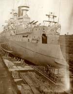 SMS.KAISER FRIEDRICH III i Trockendock (Album Ludwig Seelemann)Das Schiff wurde 1896 i Dienst gestellt, war 125m lang, 18kn schnell, mit einer 13.000 PS Maschine u besaß u. A. 4x24cm  Schnellfeuerkanonen  u 8x15cm Geschütze.