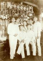 SMS BRAUNSCHWEIG 1905, in der Hilfsmaschinenzentrale. Der lachende junge Mann genau in der Mitte ist mein Großvater.