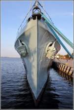 Der schlanke Bug des polnischen Zerstrers H 34 ORP BŁYSKAWICA. Der Zerstrer wurde 1937 in Dienst gestellt und liegt seit 1976 als Museumsschiff in Gdynia. 14.05.2013