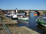 Eine Fahrt mit dem PD  DRESDEN ... (April 2019)

Die Aufnahme entstand an der Anlegestelle am Terrassenufer in Dresden. Der Dampfer wurde 1926 in der Werft Dresden-Laubegast gebaut und ist das Flaggschiff der Sächsischen Dampfschiffschahrt. Am 18. Juni 1946 brannte der Dampfer im Hafen Dresden-Loschwitz, aufgrund menschlichen Versagens, komplett aus. Dieser Umstand sorgte dafür, dass das Schiff nicht als Reparationsleistung an die Sowjetunion abgegeben werden musste. Der etwa baugleiche PD  LEIPZIG (Baujahr 1929) ist das Schwesterschiff des PD  DRESDEN . 


Technische Daten:

Baujahr:       1926
Bauwerft:      Dresden-Laubegast
Länge:         68,70 m
Schaufelräder: Patenträder 3,20 m Durchmesser mit 9 beweglichen Stahlschaufeln
Gesamtbreite:  12,90 m
Maschine:      schrägliegende Zweizylinder-Heißdampf-Verbundmaschine 
Leistung:      300 PS
Kessel:        2-Flammrohr-Zylinderkessel
Treibstoff:    Heizöl extra leicht, ca. 130 l/h
Geschwindigk.: stromaufwärts: ca. 10-14 km/h, stromabwärts: ca. 12-20 km/h
Besatzung:     1 Schiffsführer, 1 Steuermann, 1 Matrose, 1 Dampfmaschinist