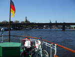 Eine Fahrt mit dem PD  DRESDEN ... (April 2019)

Ein Blick über das Heck zur Carolabrücke, welche 1971 als Dr.-Rudolf-Friedrichs-Brücke eingeweiht wurde. 