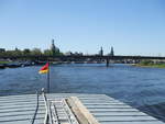 Eine Fahrt mit dem PD  DRESDEN ... (April 2019)

Die Silhouette der Stadt kommt langsam zum Vorschein.