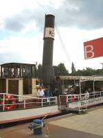 Dampfer Gustav an der Anlegestelle in Potsdam kurz vor der Ausfahrt, Blick auf Steuerhaus und den Schornstein.