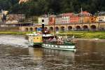 Der Personendampfer  Krippen  (bis 1946  Tetschen ) hat am 30.08.2012 gerade die Anlegestelle in Knigstein verlassen und ist unterwegs elbabwrts in Richtung Pirna. Das Schiff wurde 1892 auf der Werft in Dresden-Blasewitz gebaut, besitzt einen 1-Flammrohr-Zylinderkessel und eine oszillierende 2-Zylinder-Zwillings-Dampfmaschine mit Einspritzkondensation, welche das Schiff mit einer Leistung von 125 PS vorantreibt. (Aufnahme von Bord des Personendampfers  Meissen )