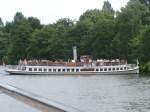 DS Kaiser Friedrich hinter dem Haus der Kulturen der Welt. Schiff der Stern und Kreisschiffahrt in Berlin. ltestes Schiff der Flotte, restauriert vom Deutschen Technikmuseum