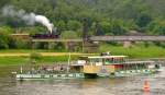 PD  Kurort Rathen  begegnete am 24.5.08 an der Elbbrcke Bad Schandau einem Sonderzug mit Dampflok 52 8080, die hier zum Gru ein krftiges Pfeifsignal gibt. 