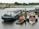 Am 07.07.2020 lagen das TMS HORNHAFEN (02329810 , 86 x 9,60m) und der Personenraddampfer KAISER WILHELM (05101270) bei der Hitzler Werft in Lauenburg/Elbe.