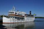 Das schwedische Dampfschiff Riddarholmen am Anleger von Mariefred. Bekannt durch eine kleine Schmalspurbahn,
Kurt Tucholski und Schloss Gripsholm.