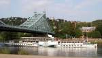 Seitenraddampfer LEIPZIG passierte gerade das Blaue Wunder in Dresden und fhrt weiter bergwrts (Bj. 1929, Werft Laubegast, auf lfeuerung umgebaut, 140 PS, L 70,06 m, B 6,90 [12,89]m, max. 610 Personen; Aufn. 09/2006)