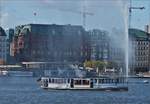 Das Alster Dampfschiff „St Georg“, hat soeben ihren Anleger am Jungfernstieg auf der verlassen und fhrt an der Alsterfontne auf der Binnenalster vorbei. 18.09.2019