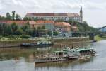 Wahrscheinlich wird es eine einmalige Aktion sein. Der Dampfer VLTAVA aus Prag kam nach Dresden. Im Bild passiert er am 07.07.11 gerade Decin und wird mit der typischen Dampffpeife des Schleppers Beskidy gegrt.Mehr:http://www.weltreisender.com/dampfer-vltava/