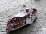 Der Raddampfer Freya am 12.05.2013 auf der Elbe vor Hamburg.