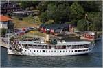 Die 1911 gebaute BLIDÖSUND (IMO 8424484) dampft immer noch durch den Stockholmer Schärengarten. Hier hat sie in Furusund angelegt. Die BLIDÖSUND ist 35,29 m lang und 6,91 m breit, hat eine GT/BRZ von 218 und kann bis zu 264 Passagiere befördern. Die Dampfmaschine leistet 308 kW. Heimathafen ist Blidö (Schweden).
