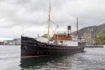 Dampfschiff  Stord 1 , Bj. 1913, in Bergen mit der Festung Bergenhus im Hintergrund (Juni 2015)
