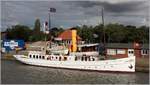 Die 1908 als Peilschiff gebaute SCHAARHÖRN hat am 08.07.2019 in Brunsbüttel am Nord-Ostsee-Kanal festgemacht. Sie ist 41,66 m lang und 6,80 m breit. Die beiden Dreifach-Expansions-Dampfmaschinen leisten je 412 PSi. Heimathafen ist Hamburg. 