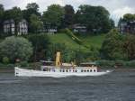 Hamburg - Das ehemalige hamburger Behrdenfahrzeug SCHAARHRN elbabwrts unterwegs. Im Hintergrund die Villen an der Elbchaussee.(21.8.08)