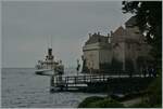 Es herrscht nicht gerade eitel Sonnenschein, als der CGN Raddampfer  La Suisse , Inbetriebsetzung 1910, als Kurssschiff 900 die Anlegestelle Château de Chillon erreicht.